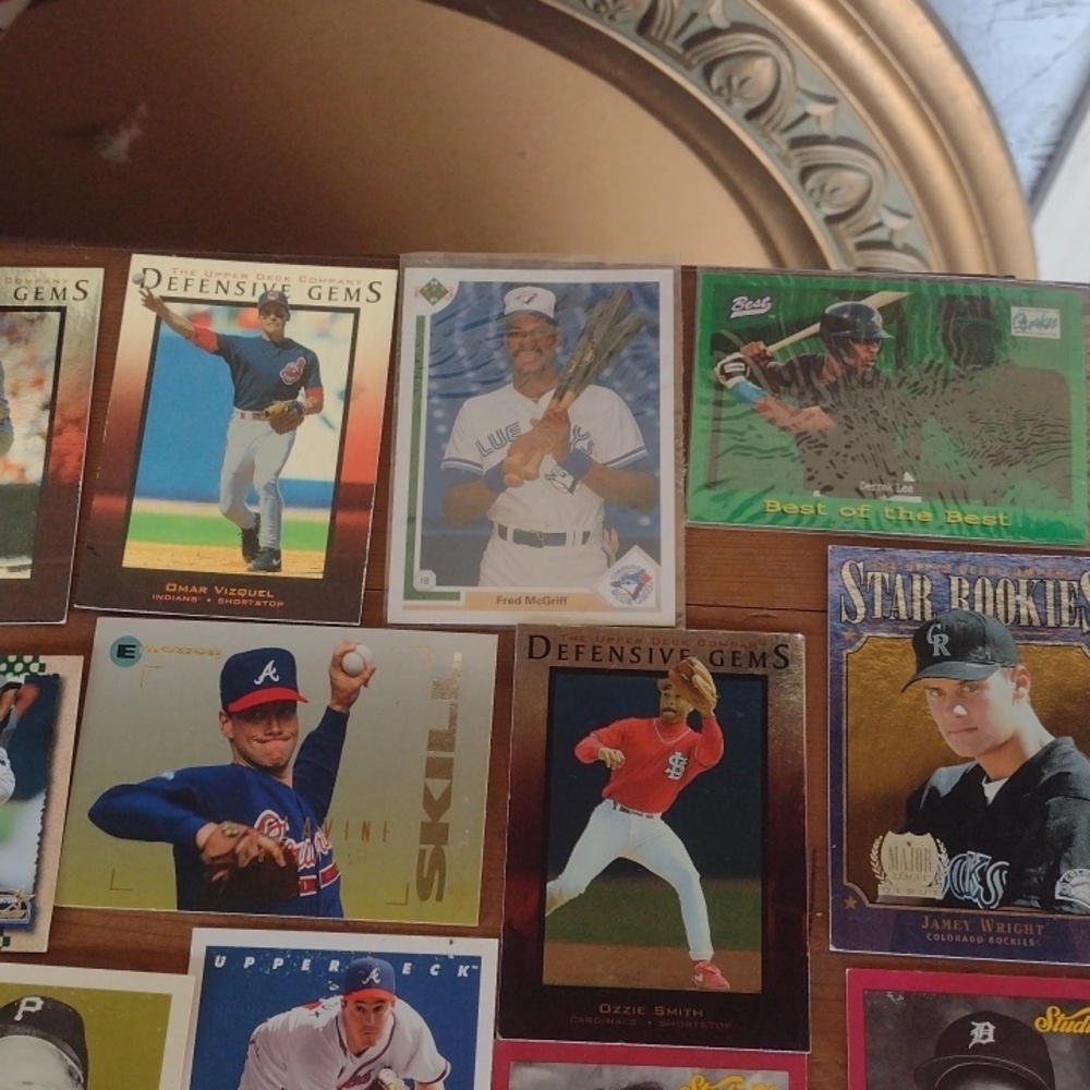 Assorted Baseball Trading Cards Collection - Picture 3 of 5